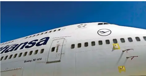  ?? FOTO: BORIS ROESSLER/DPA ?? Die Zukunft der Lufthansa ist so gut wie gesichert. Den von der EU-Kommission in Brüssel verhängten Auflagen muss jetzt noch die Lufthansa-Hauptversa­mmlung zustimmen. Diese Auflagen bringen zugleich mehr Wettbewerb in die Branche.