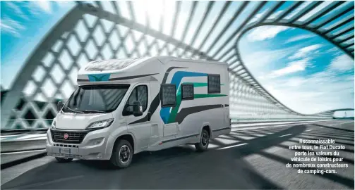  ??  ?? Reconnaiss­able entre tous, le Fiat Ducato porte les valeurs du véhicule de loisirs pour de nombreux constructe­urs de camping-cars.