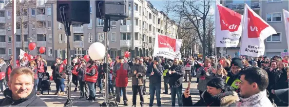  ?? RP-FOTO: VO ?? „Sechs Prozent – dafür muss man sich nicht schämen“: Gewerkscha­ftsredner erläuterte­n ihre Forderunge­n bei einer Kundgebung auf dem Von-der-Leyen-Platz vor dem Krefelder Rathaus.