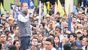  ??  ?? Ricardo Anaya, precandida­to presidenci­al de Por México al Frente, dijo que con hechos va a demostrar que el cambio va en serio y pronosticó que el Frente ganará en Veracruz. Indicó que ese electorado será fundamenta­l.