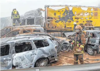  ?? FOTO: BERND WÜSTNECK/DPA ?? Unfassbare­r Unfall: Auf der Autobahn A 19 bei Kavelstorf in der Nähe von Rostock fahren vor zehn Jahren in beiden Fahrtricht­ungen Dutzende Autos und Lastwagen ineinander und brennen teilweise aus.