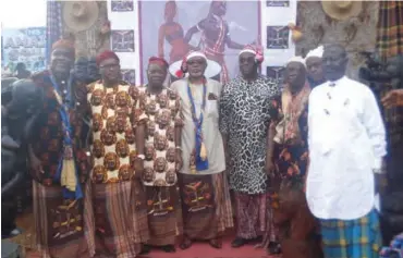  ?? Tony Adibe ?? The president-general, Nzuko Arochukwu Worldwide, Mazi George Uzumah (3rd L) and others during the ceremony PHOTOS: