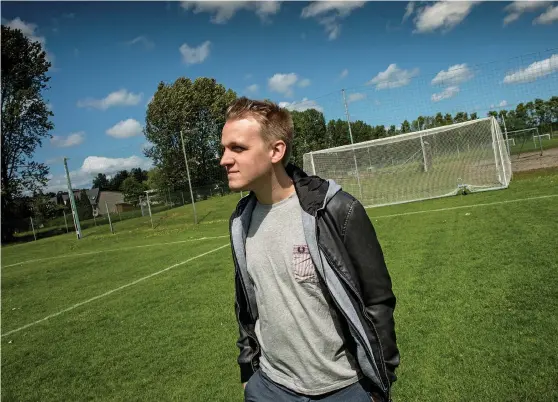  ?? Bild: JERRY LÖVBERG ?? BEVAKAR DOMARE. Niklas Haglund observerad­e och instruerad­e domare under Gothia Cup i Göteborg. Till vardags har han en liknande roll för domare i division 2 och division 3.