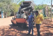  ??  ?? Ambos mecánicos fueron intercepta­dos y detenidos en plena calle cuando transporta­ban el vehículo robado y desarmado.