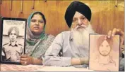  ?? SAMEER SEHGAL /HT ?? United Ex-servicemen Front chief Capt CS Sidhu (retd) with Baljinder Kaur, whose father is languishin­g in the Lahore jail, at a press conference in Amritsar on Thursday.