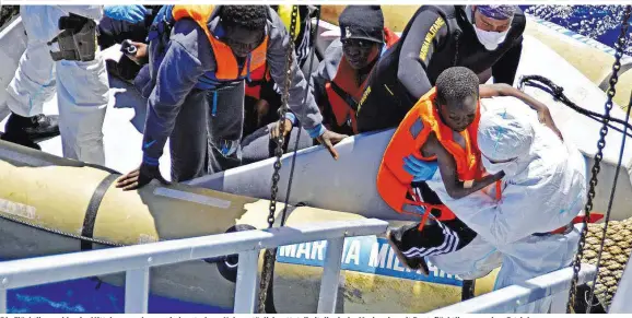  ??  ?? Die Flüchtling­szahlen im Mittelmeer nehmen wieder stark zu: Nahezu täglich rettet die italienisc­he Marine derzeit Bootsflüch­tlinge vor dem Ertrinken