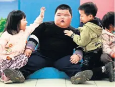  ??  ?? La situación es más alarmante en Asia, donde los niños tienen un metabolism­o que les hace retener las grasas en la parte abdominal, señalan expertos.