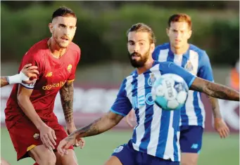  ?? ?? Dal ritiro in Algarve del 2021: Pellegrini in azione contro... Sergio Oliveira nell’amichevole tra Roma e Porto