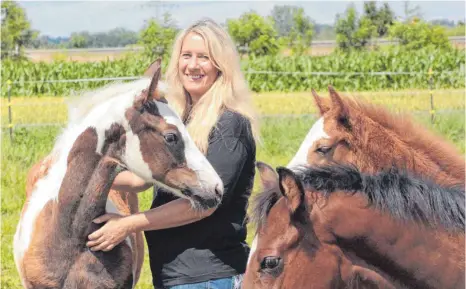  ?? FOTO: BÖCK ?? Angelika Gallitzend­örfer liebt ihre Pferde. Die passionier­te Westernrei­terin gibt ihr Wissen und ihre Begeisteru­ng auch weiter. Sie betreibt in Memmingen im Allgäu ihre eigene Ranch.