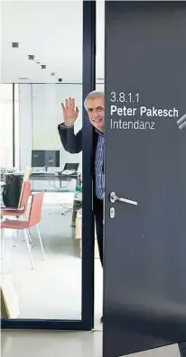  ??  ?? Kam 2003, geht nun angeblich: Intendant Peter Pakesch