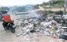  ?? FOTO: MARVIN SALGADO ?? Algunos vecinos optan por prenderle fuego a la basura.