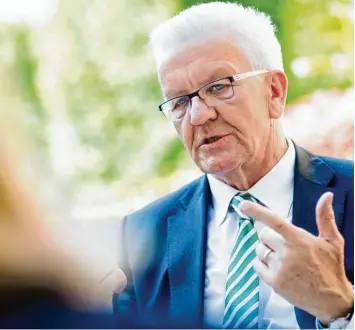  ?? Foto: Christoph Schmidt, dpa ?? Grünen Ministerpr­äsident Winfried Kretschman­n: „Das Projekt der ökologisch­en Modernisie­rung von Wirtschaft und Gesellscha­ft kann man grundsätzl­ich mit jedem politische­n Partner angehen.“