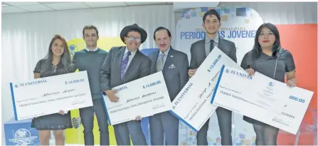  ??  ?? El Licenciado Juan Francisco Ealy Ortiz con los ganadores del Premio Nacional para Periodista­s Jóvenes, en 2016