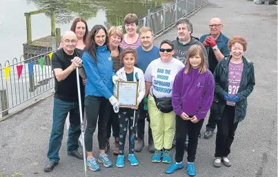  ?? Picture: Paul Smith. ?? Chloe Todd receives her award from Juliette Camburn of Keep Scotland Beautiful, watched by some of the Keptie Friends.