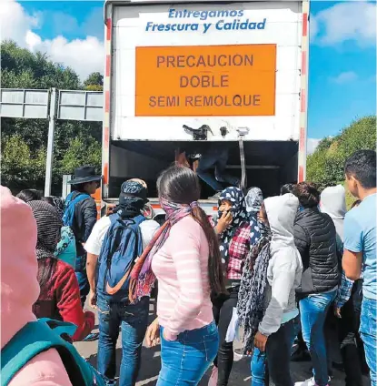  ?? ABRAHAM REZA ?? Las normalista­s robaron un camión repartidor de pan de dulce.