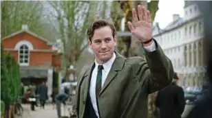  ??  ?? Armie Hammer nella piazza di Crema in una scena di Chiamami col tuo nome (sopra), insieme a Timothée Chalamet. *M  MN FTDF JM HFOOBJP " TJOJTUSB in Final Portrait di Stanely Tucci (8 febbraio).