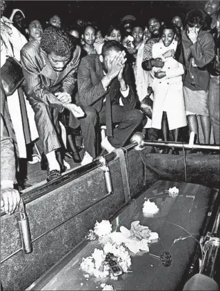  ?? OVIE CARTER/CHICAGO TRIBUNE ?? Friends and family mourn Ben Wilson during a graveside service at Oakwood Cemetery on Nov. 24, 1984.