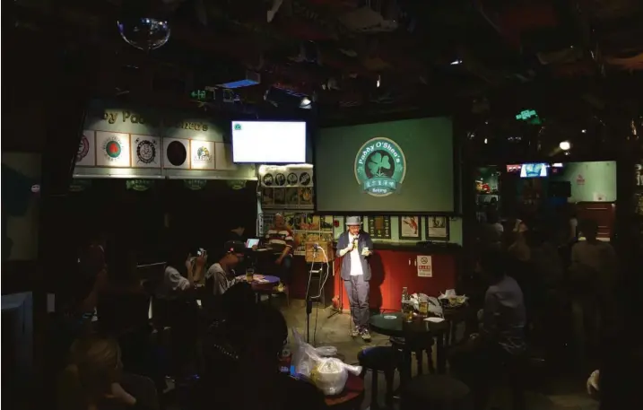  ?? Foto: Fabian Kretschmer ?? Welches Virus? Ein Abend im Irish Pub „Paddy O’Shea’s“in Peking. Die Stimmung ist ausgelasse­n und der Abstand zum jeweiligen Nebenmann überschaub­ar.