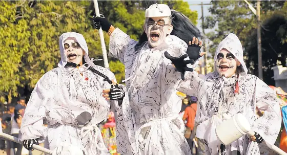  ?? FOTOS POR JHONNY OLIVARES ?? Integrante­s de los Espectros, del barrio El Bosque, entretuvie­ron al público con su caracteriz­ación a lo largo del trayecto.