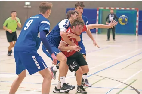  ?? FOTO: ANDREAS HOFMANN ?? Für Collin Höhne (rotes Trikot) und den TV Aldenrade gab es beim SC Bottrop nichts zu holen.