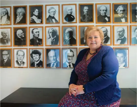  ??  ?? Erna Solberg foran galleriet av sine forgjenger­e på Statsminis­terens kontor. Nå er hun bergensere­n som har sittet lengst i setet. Den forrige, Johan Ludwig Mowinckel, sees like til venstre for henne.