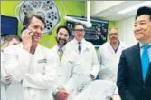  ?? AFP ?? ■ The medical team at the Johns Hopkins University School of Medicine stand next to a mannequin.