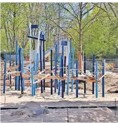  ??  ?? Im Südpark wird der 1987 errichtete Wasserspie­lplatz grundlegen­d erneuert.