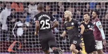  ??  ?? Sergio Agüero (10) festeja uno de los tres goles que marcó en la victoria 6-1 de Manchester City sobre Aston Villa en Birmingham. El argentino es el extranjero que más goles ha anotado en la Liga Premier (177) y el jugador con más tripletes (16)./AP