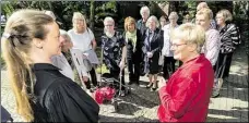  ?? BILD: AHLERS ?? Pastorin Birgit Grohs begrüßte in der Thomas-Kirche Jubilare der Goldenen und Eisernen Konfirmati­on.