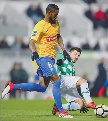  ??  ?? Dankler, central do Estoril, antecipa entrada de Tozé, do Moreirense