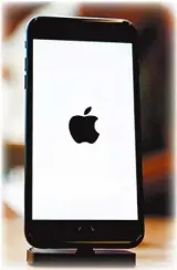  ??  ?? iPhone明年預計­會有大突破。（本報資料照片）