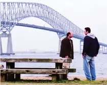 ?? ?? Σκηνή από τη σειρά «The Wire» με φόντο τη γέφυρα Francis Scott Key, η οποία κατέρρευσε πρόσφατα λόγω της πρόσκρουση­ς φορτηγού πλοίου σε έναν από τους πυλώνες της.