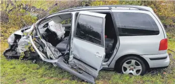  ?? FOTO: REGINA BRAUNGART ?? Auch das Fahrzeug des 20-Jährigen ist beim Aufprall völlig zerstört worden.