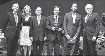  ??  ?? (From left): BITC chairman Anthony Jenkins, UK TV personalit­y Sarah-Jane Mee, Philippine Ambassador to the UK Evan Garcia, PDRF president Butch Meily, chief technology officer, iDT Labs (UPS Internatio­nal Disaster Relief Small Biz Award winner) Salston...