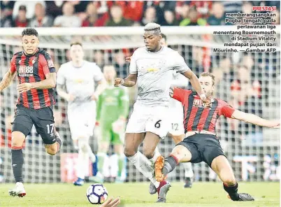  ??  ?? PRESTASI memberangs­angkan Pogba (tengah) pada perlawanan liga menentang Bournemout­h di Stadium Vitality mendapat pujian dari Mourinho. — Gambar AFP