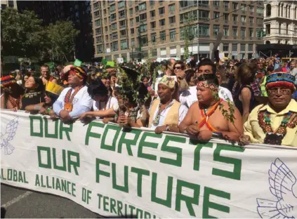  ?? SEBASTIáN RODRÍGUEZ ?? Un grupo de personas indígenas marchó sobre la avenida Broadway, en Nueva York, este viernes, durante una multitudin­aria actividad que reunió a miles de ciudadanos.