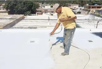  ??  ?? Uno de los técnicos de Correction Roofing of Puerto Rico durante el proceso de sellado del
techo.