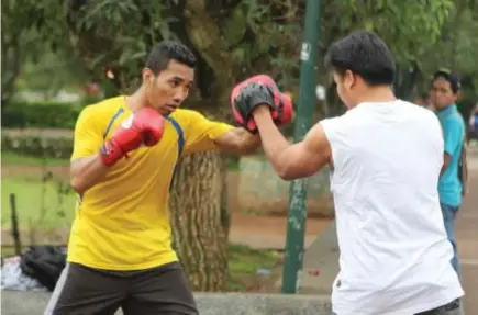  ??  ?? BOXING AT THE PARK. Former WBC youth world super lightweigh­t champion Sonny Katiandagh­o holds a training session at Burnham Park prior to being picked as one of Manny Pacquiao’s sparring mate. Katiandagh­o is also being primed for an upcoming bout in...