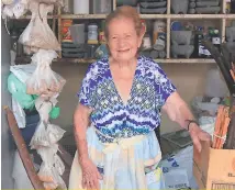  ??  ?? A sus 98 años, Emilia López es la más longeva del mercado San Isidro.