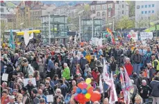  ?? FOTO: VIA WWW.IMAGO-IMAGES.DE ?? Kaum Masken, kaum Abstand: Demonstrat­ion gegen Corona-Maßnahmen in Stuttgart am Ostersamst­ag.