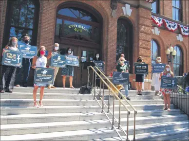  ?? MICHAEL GWIZDALA — MEDIANEWS GROUP ?? Saratoga Springs city officials announced their mask-wearing campaign outside of City Hall on Friday afternoon.