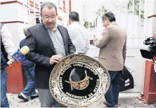  ??  ?? Antonio Santos le hizo llegar a López Obrador un sombrero negro de charro, bordado con hilos dorados, de parte de un empresario guanajuate­nse.