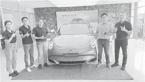  ?? ?? MENYERLAH: Ketua Jualan YLH Autoworld Sdn Bhd Ng Chee (dua kiri) dan Hong (tiga kiri) bersama kakitangan merakamkan kenangan dengan kereta GWM ORA 07.