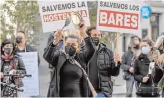  ?? ROBER SOLSONA ?? Cacerolada en Valencia de hosteleros por las restriccio­nes