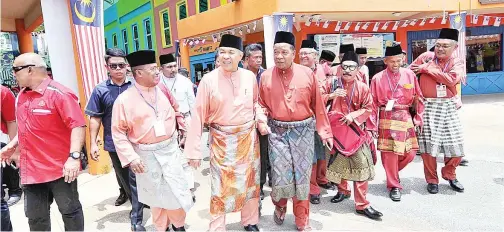  ?? GambarBern­ama ?? AHMAD Zahid disambut Ketua Umno Bahagian Larut Datuk Faizul Arby Mohd Shohor (tiga, kiri) ketika hadir pada perasmian Persidanga­n Perwakilan Umno Bahagian Larut di Bukit Merah Lake Town Resort pada Sabtu.