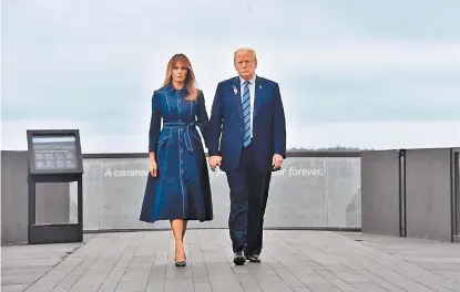  ?? NICHOLAS KAMM/AFP ?? El matrimonio presidenci­al, en el monumento a los pasajeros que se amotinaron contra los terrorista­s.