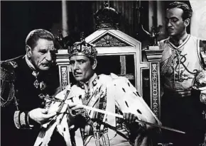  ?? ARCHIVO ?? C. Aubrey Smith (izquierda), Roland Colman (centro) y David Niven en la adaptación cinematogr­áfica de 1937 de la novela de Anthony Hope ´El prisionero de Zenda’