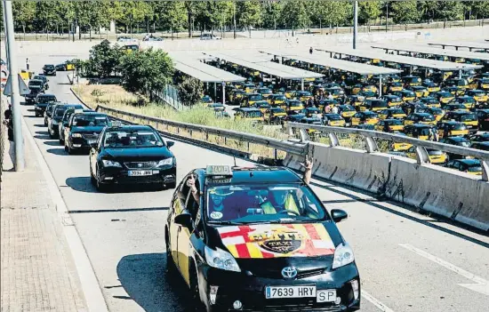  ?? XAVIER CERVERA ?? En marcha... lenta. Los taxistas se concentrar­on en la parrilla de la T2, desde donde condujeron hasta el puerto