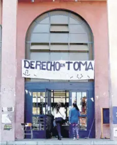  ??  ?? ► Toma de la Facultad de Derecho de la U. de Chile.