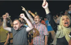  ??  ?? PROTESTAS. En las calles, en apoyo del gobierno islamista.